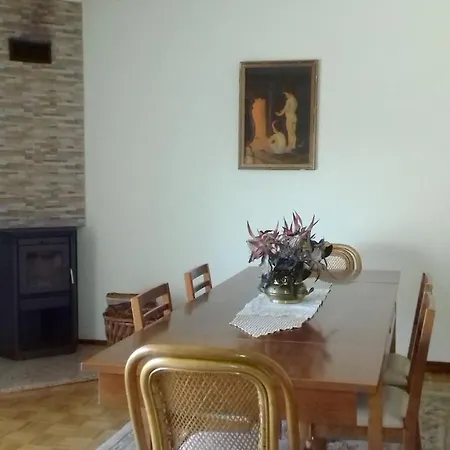 House With 3 Bedrooms In Lajeosa With Wonderful Mountain View Enclosed Garden And Wifi 45 Km From The Slopes Dom wakacyjny